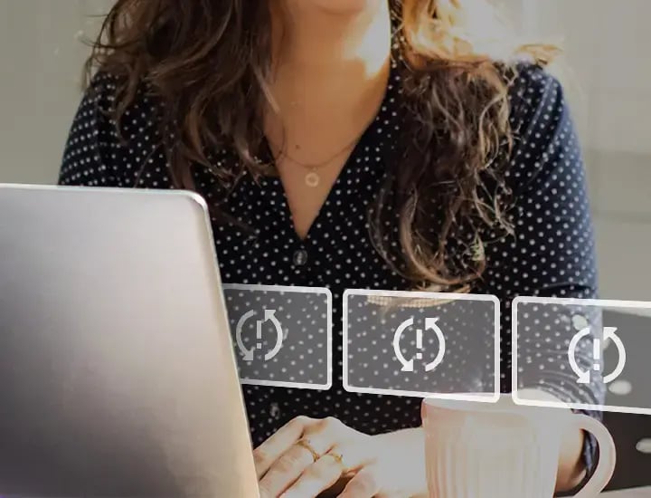 Frau vor Lapto davor grafische Darstellung Patchmanagement