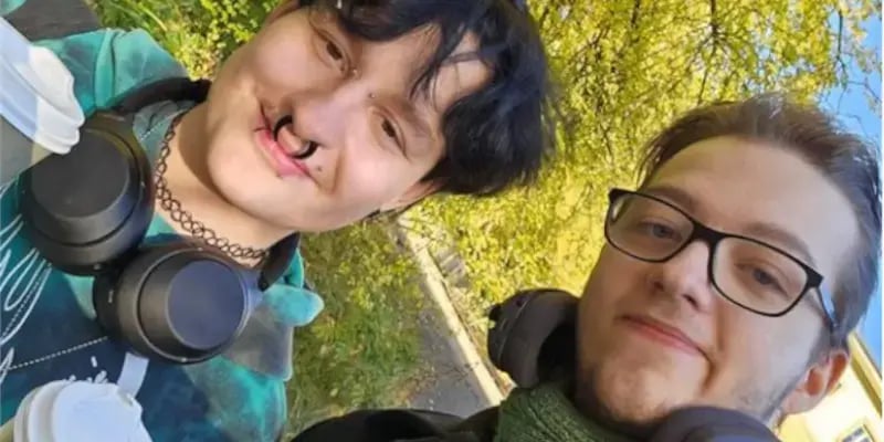 Pascal (rechts) von SmartIT ist gern mit seinem besten Freund unterwegs.
