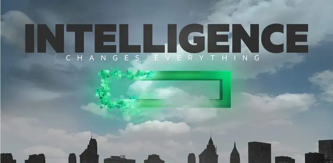 Intelligence changes everything Satz über HPE Logo über Stadt Silhouette