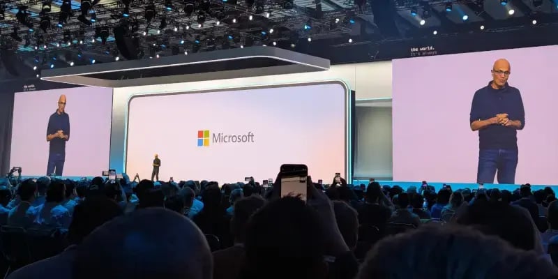 Foto aus Keynote des Microsoft CEO Satya Nedalla bei der Ignite