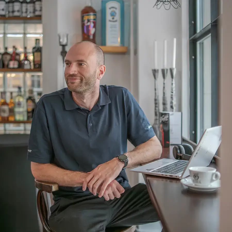 Person arbeitet in einem Café und zeigt wie modernes Arbeiten funktioniert