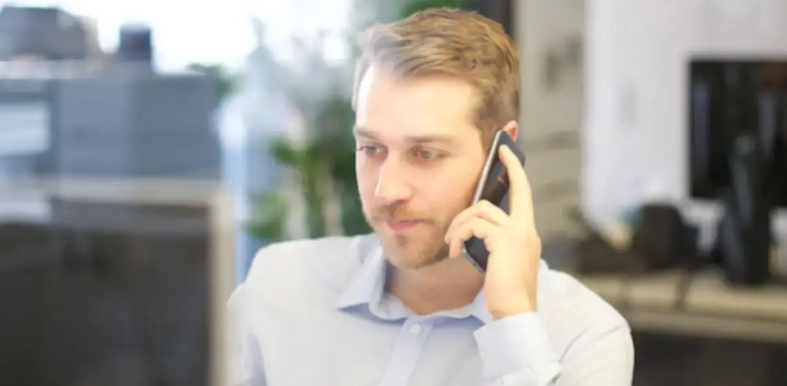 SmartIT Mitarbeitender im Kundengespräch am Telefon