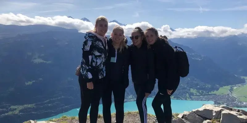 Lea Stettler von SmartIT und Freund:innen auf einem Berg lächeln in Kamera