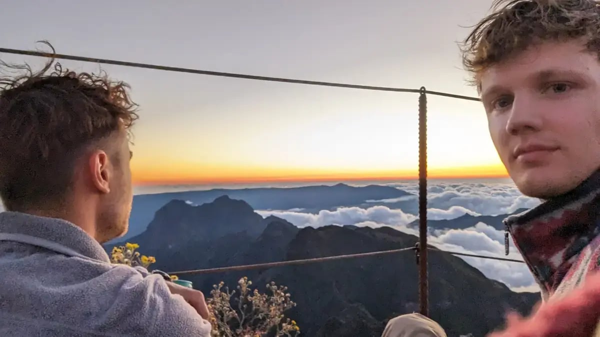 Jonathan von SmartIT auf dem Pico Ruivo in Madeira bei Sonnenuntergang