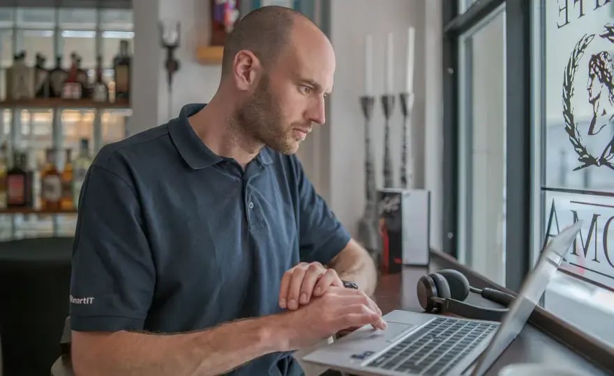 Person schaut auf ihren digitalen Arbeitsplatz Laptop in einem Café