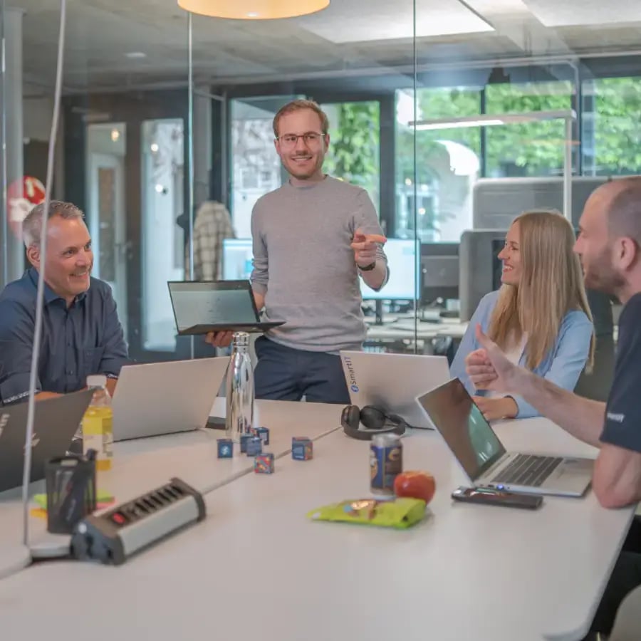 IT-Security Consultant Mitarbeitende von SmartIT unterhalten sich im Büro