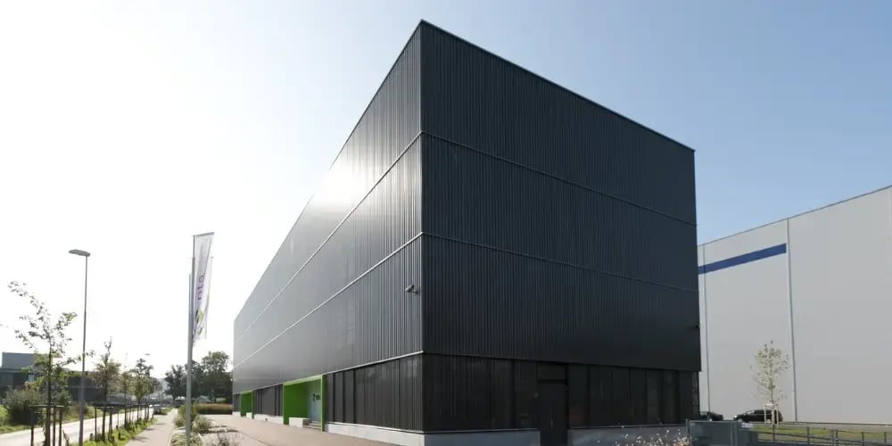 Einer von drei Colocation-Standorten des SmartIT Datacenters, Schwarzes, grosses Gebäude