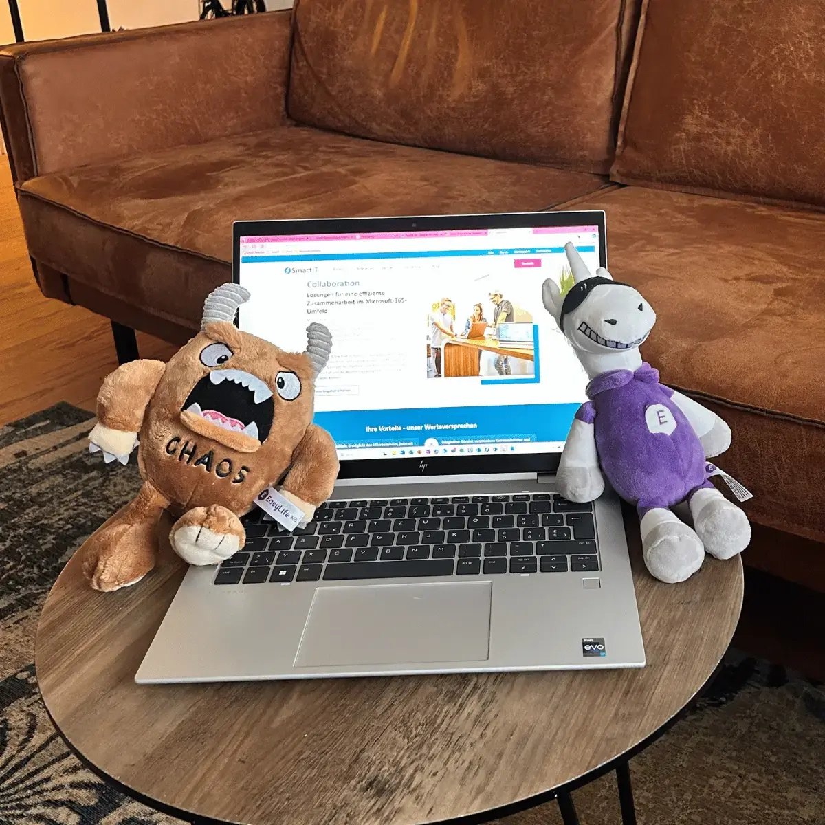 Chaosmonster und Einhorn Kuscheltier auf Laptop
