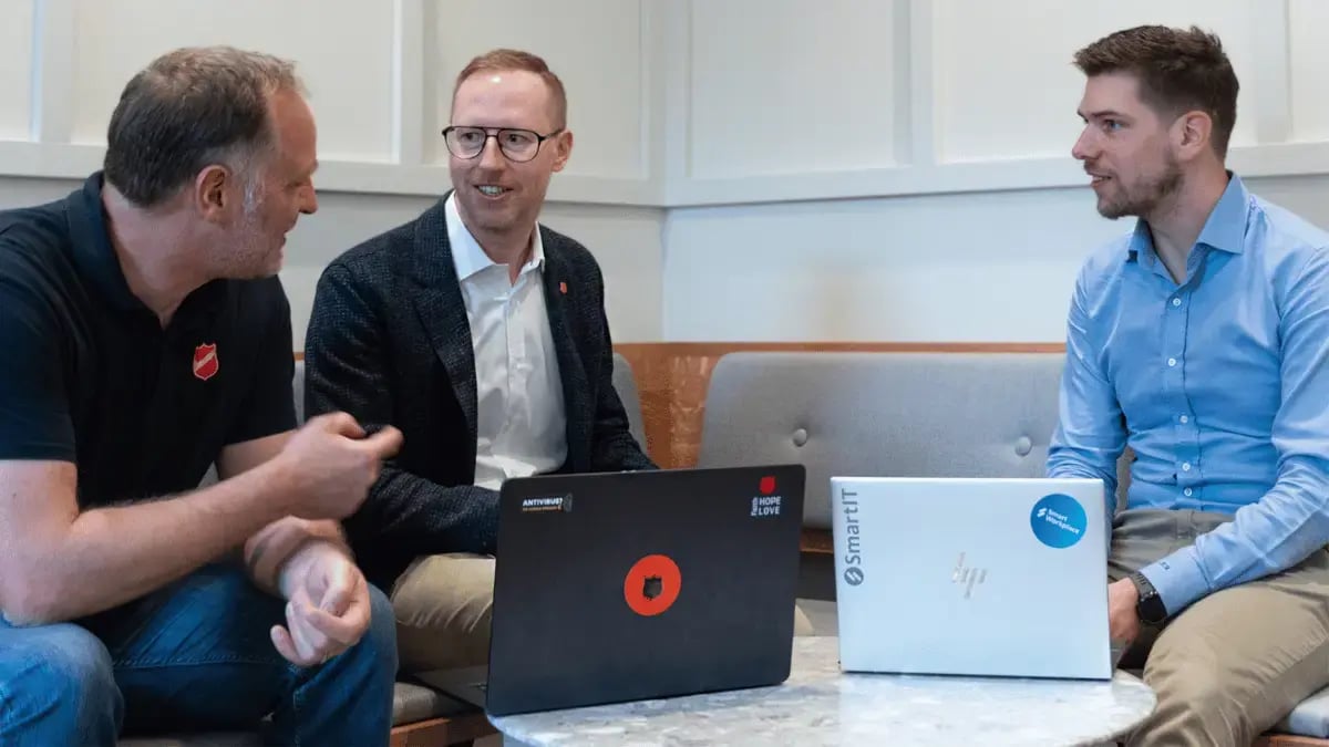 von links: Dominique Kapfer, Mathias Haller (beide Heilsarmee) und Kristian Hachen (SmartIT)