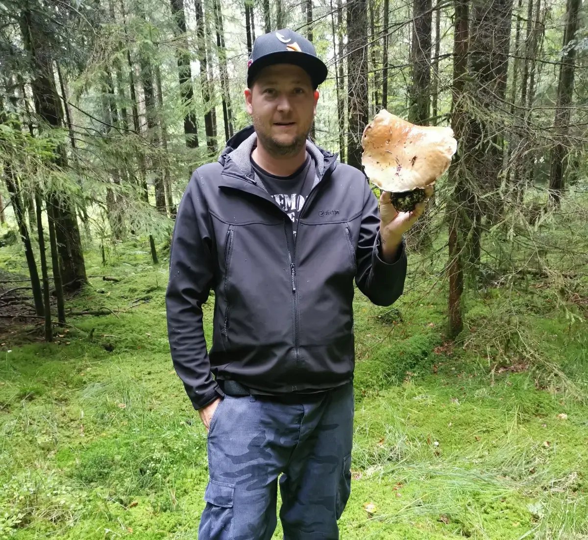 Mike steht im Wald und zeigt seinen Fundus: ein Fungus